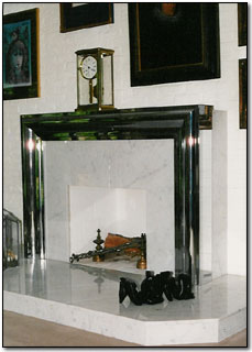 Marmorkamin mit Edelstahlblech